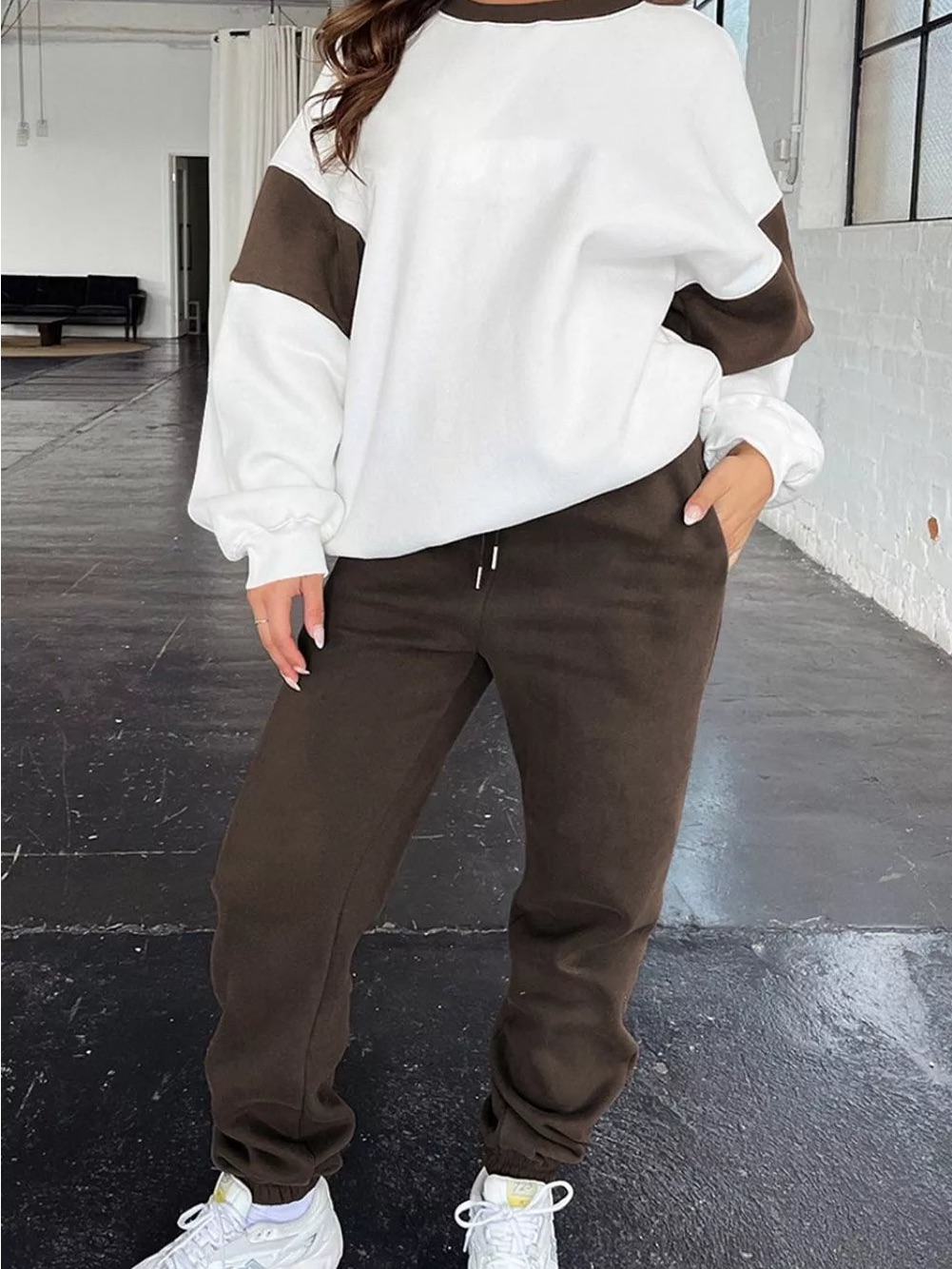 Relaxed Two-Tone Sweatshirt & Joggers Set White And Dark Brown